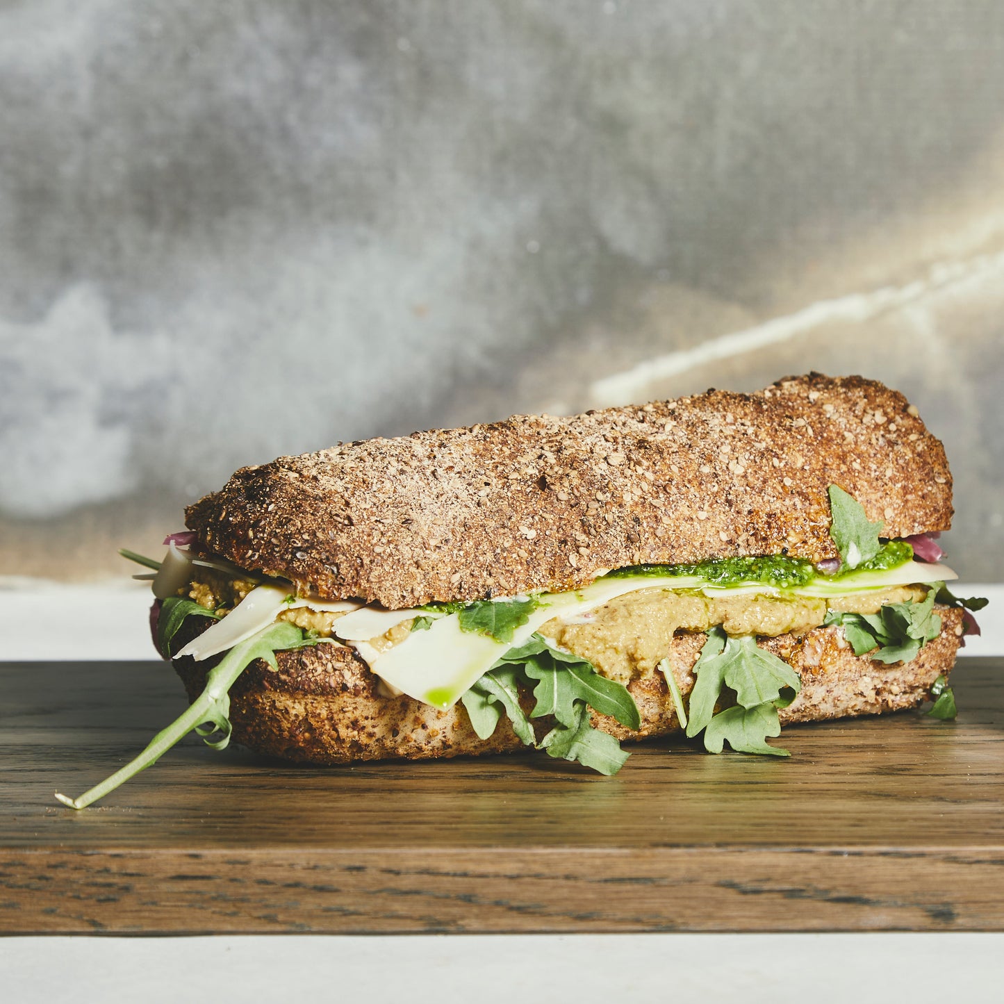 Nr. 2 - Vegetarisk Sandwich med Pesto, Hummus & Dronning Viktoria Ost